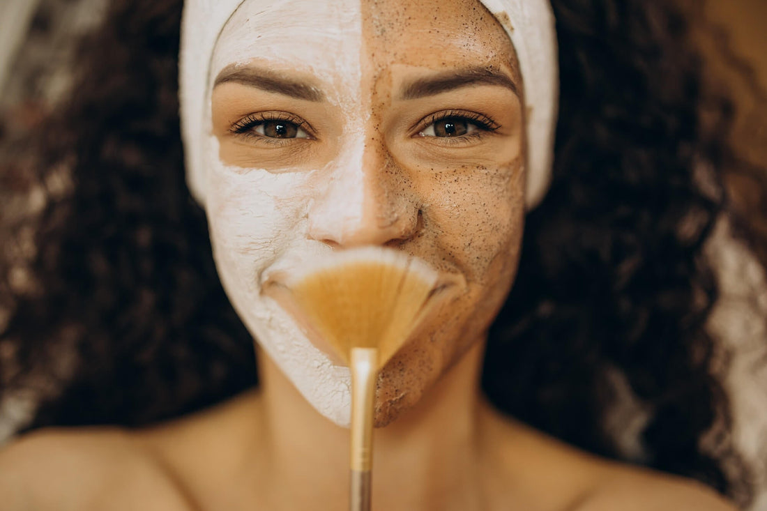 Femme appliquant un masque visage exfoliant pour nettoyer sa peau en profondeur et désincruster les pores